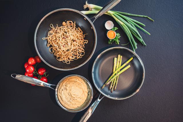 Hybridpande, støbejern eller klassisk non-stick?