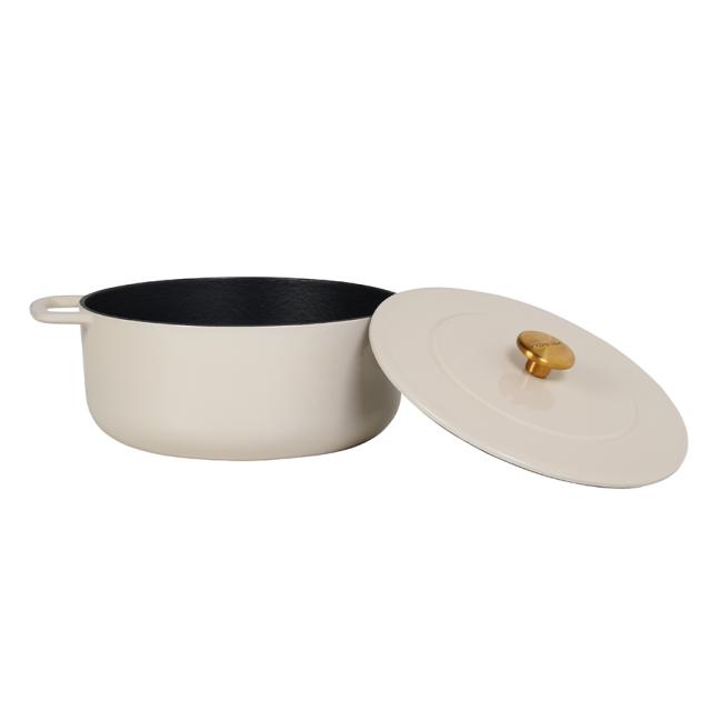 Combekk støbejernsgryde 24 cm – sand med guldfarvet knop