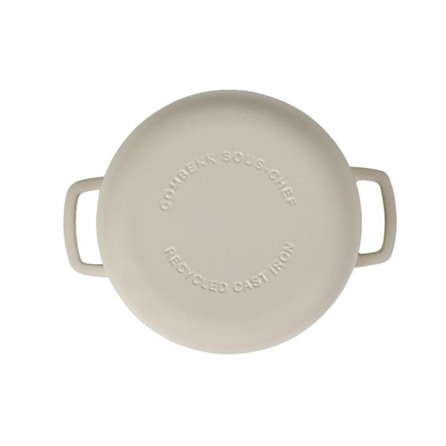 Combekk støbejernsgryde 24 cm – sand med guldfarvet knop