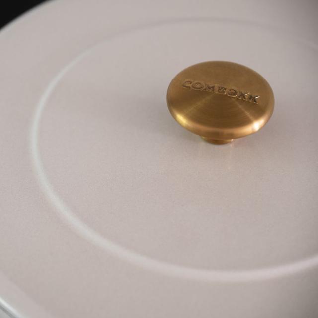 Combekk støbejernsgryde 24 cm – sand med guldfarvet knop