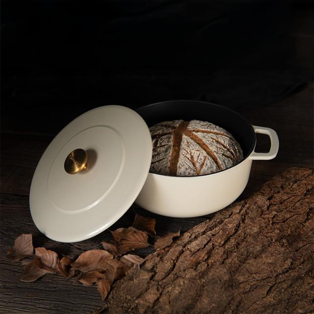 Combekk støbejernsgryde 24 cm – sand med guldfarvet knop