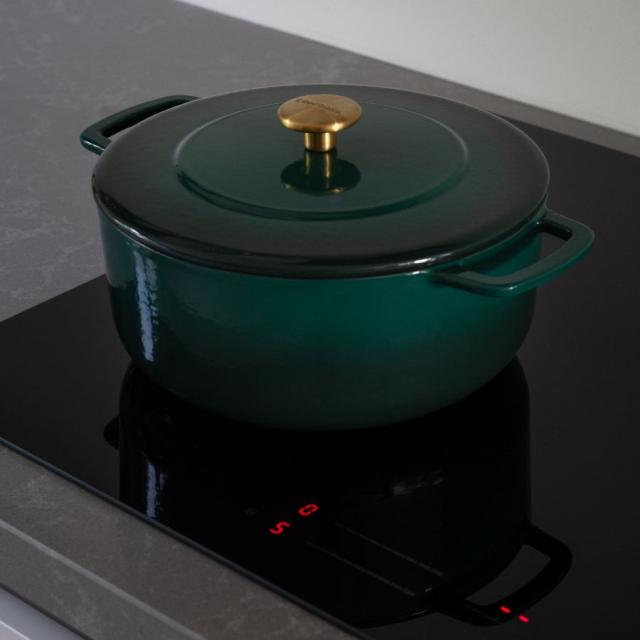 Combekk støbejernsgryde 24 cm – holly green med guldfarvet knop