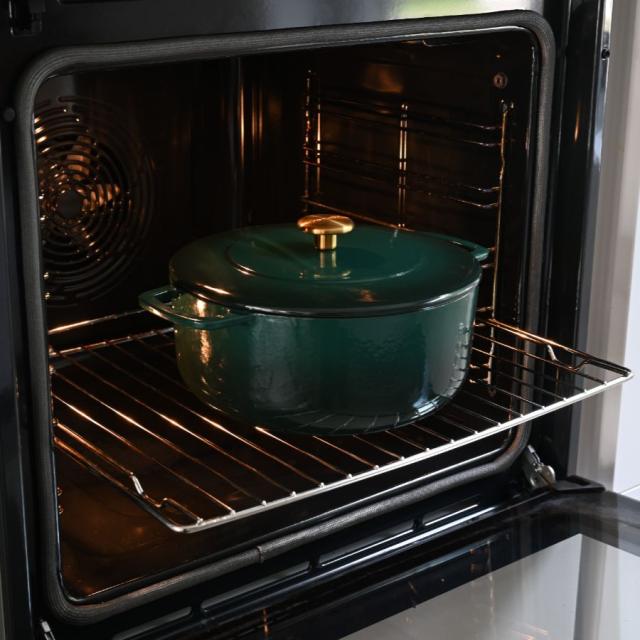 Combekk støbejernsgryde 24 cm – holly green med guldfarvet knop