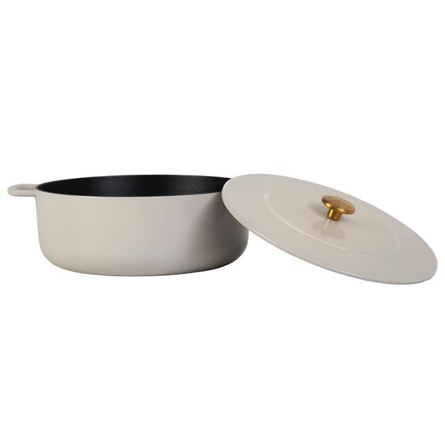 Combekk støbejernsgryde 28 cm – sand med guldfarvet knop
