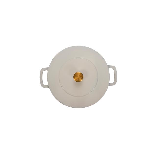 Combekk støbejernsgryde 28 cm – sand med guldfarvet knop