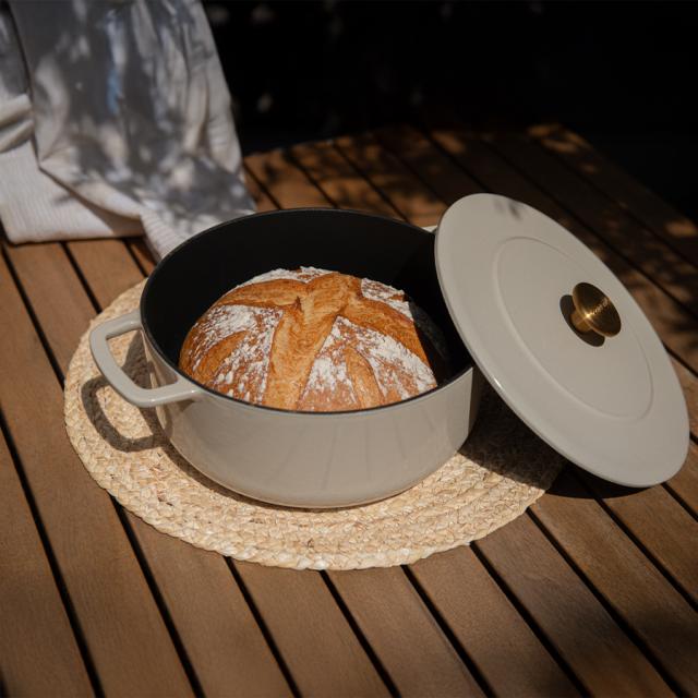 Combekk støbejernsgryde 28 cm – sand med guldfarvet knop