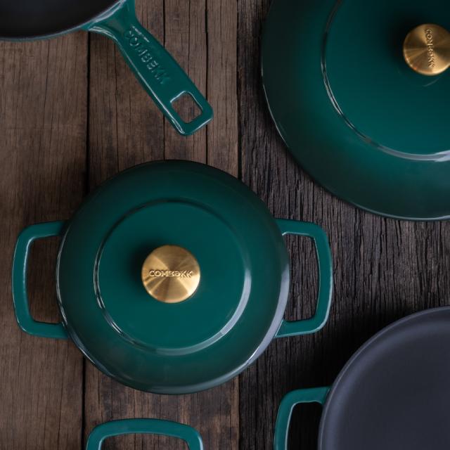 Combekk støbejernsgryde 32 cm – holly green med guldfarvet knop