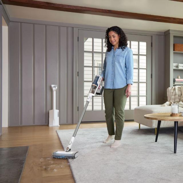 Shark Cordless Floor Detect ledningsfri støvsuger med auto-tømning, hvid/navy